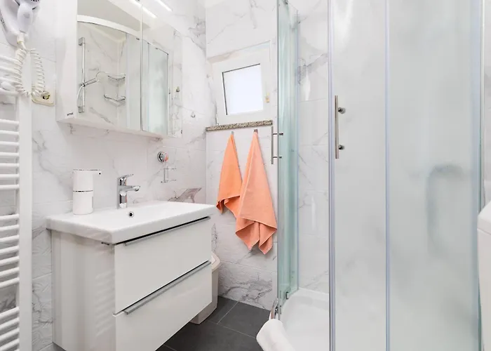 Luni Sa Bazenom - Malinska, Apartment