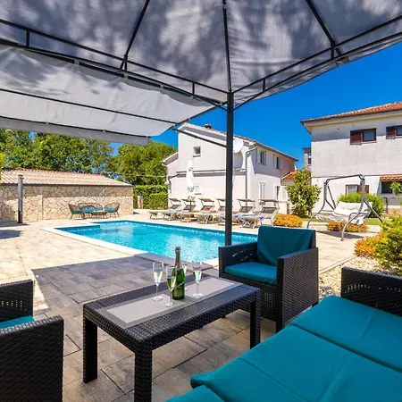 Luni Sa Bazenom - Malinska, Apartment