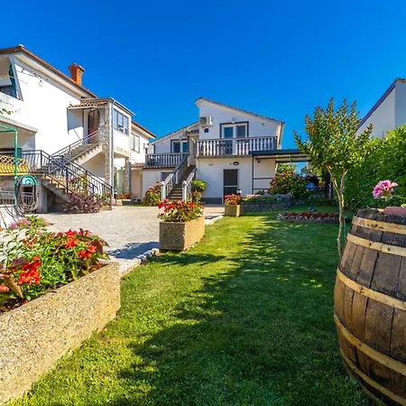Luni Sa Bazenom - Malinska, Apartment *