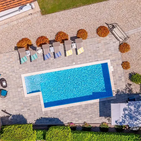 Appartamento Luni Sa Bazenom - Malinska, Sveti Anton (Krk)