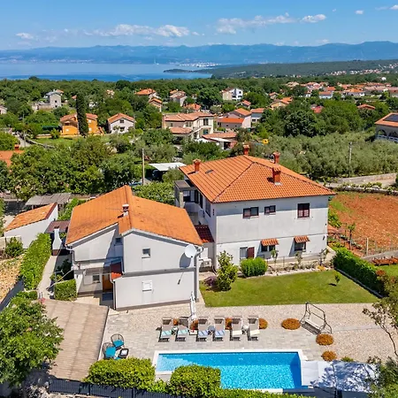 Luni Sa Bazenom - Malinska, Apartment