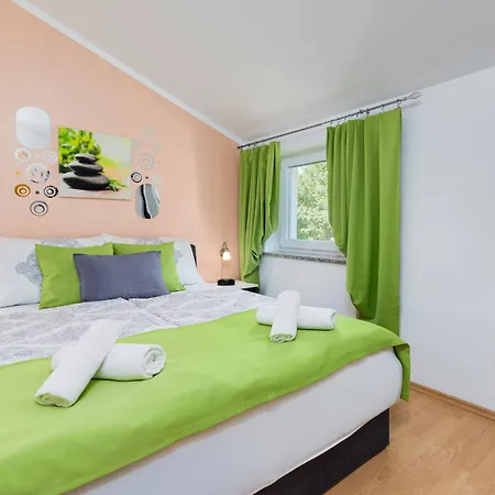 Apartment Luni Sa Bazenom - Malinska,