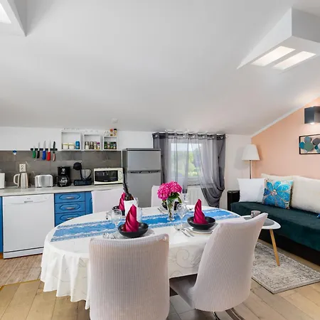 Apartment Luni Sa Bazenom - Malinska,